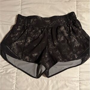 Lululemon hotty hot HR short 2.5” size 8